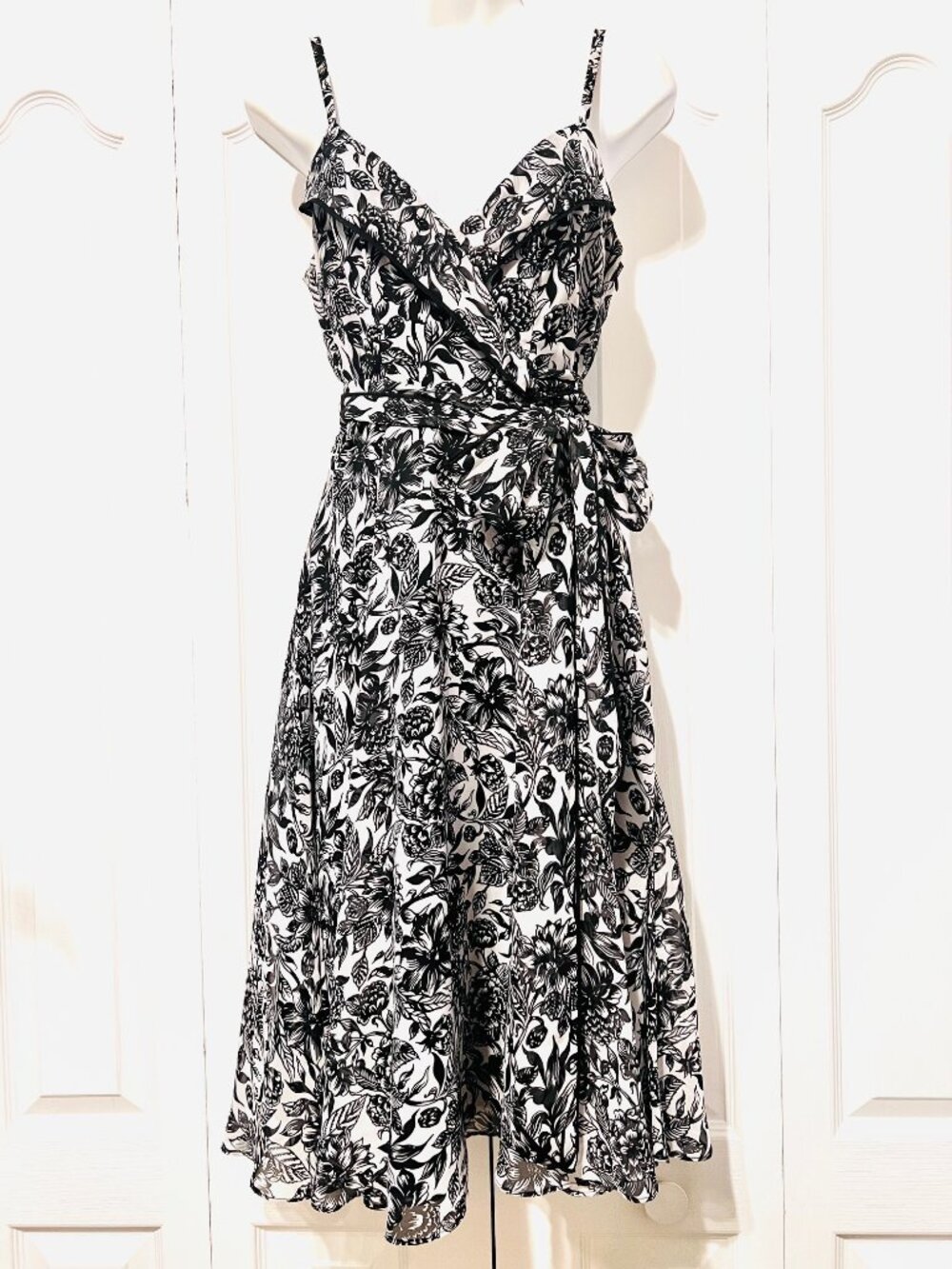 White House/Black Market-Women's Black/White Floral Sz. 0 Fully Lined Dress-Belt